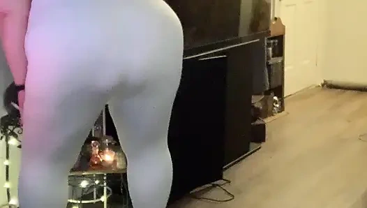 Kırmızı topuklu dumanlı güzellik