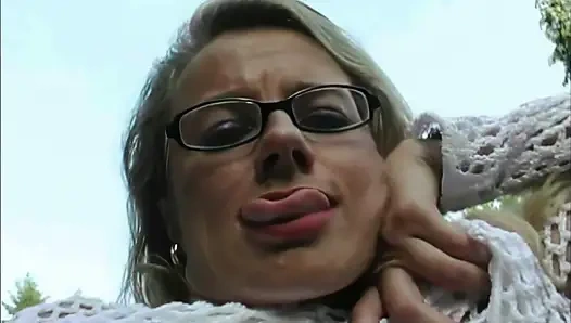 Лесбийское Тройничество Превращается В Оргию В Лесу