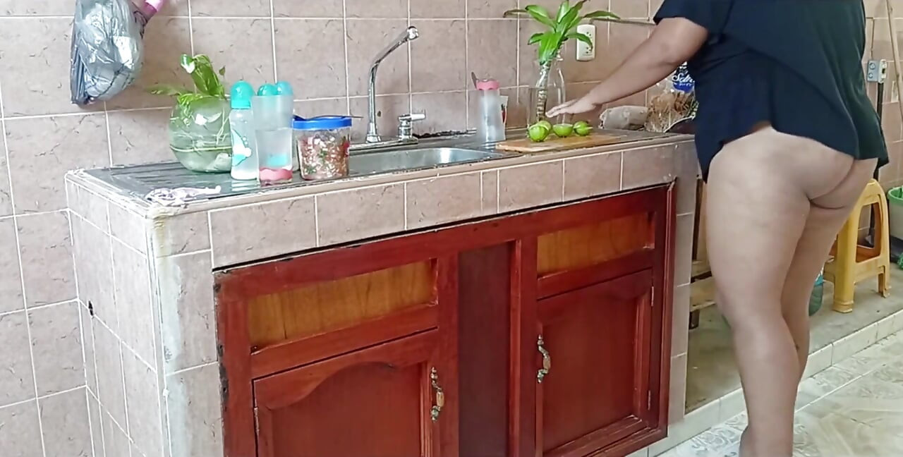 Пухлая мачеха моет и подчищает кухне