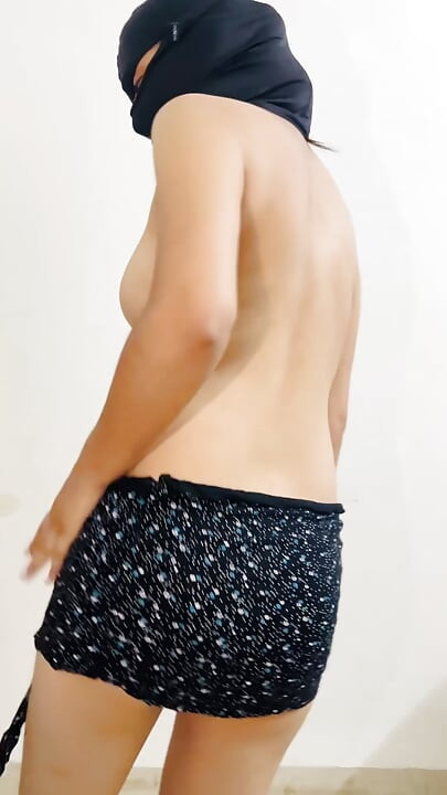 인도 여자가 남친과 함께하는 손가락질 영상이 바이럴