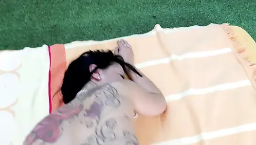 Büyük götlü seksi dövmeli esmer bakış açısıyla sikiliyor