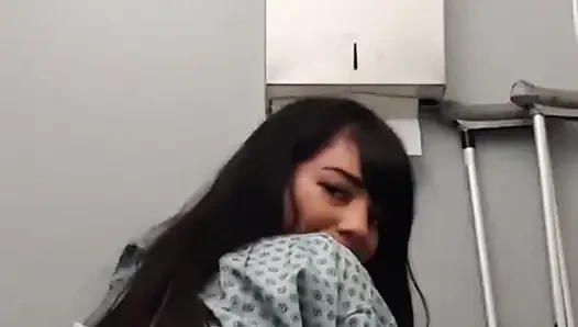 Vollbusiger dicker arsch, teenager unter quarantäne gestellt, fast beim masturbieren im krankenhauszimmer erwischt