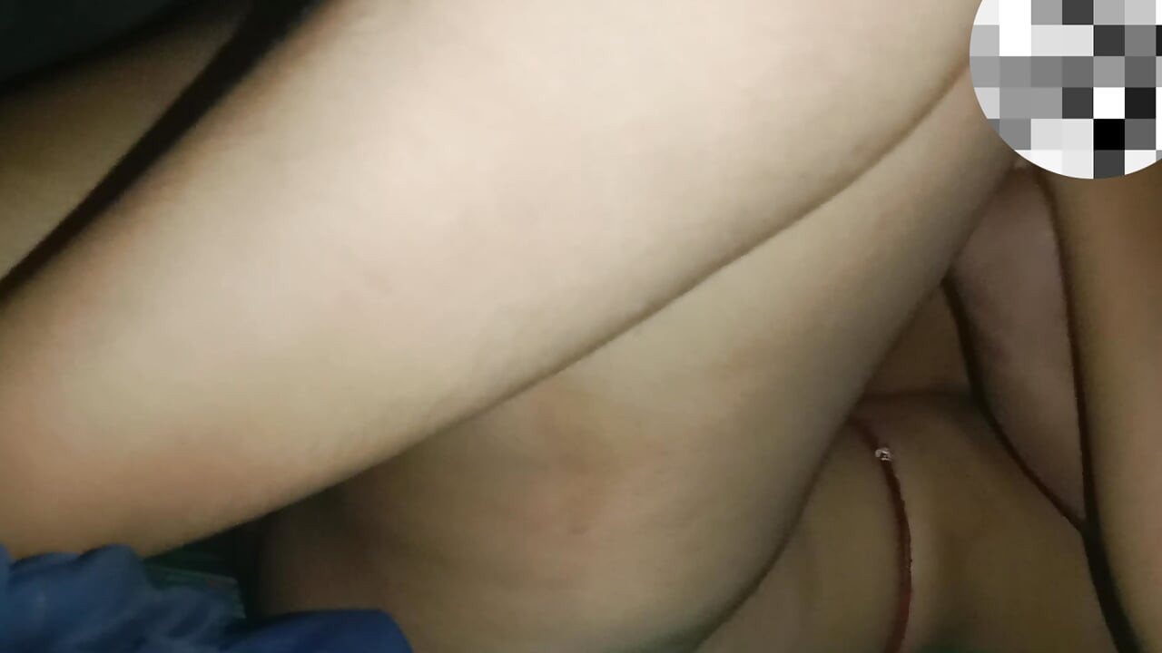 po raz pierwszy tracąc dziewictwo. Jej cipka jest bardzo ciasna. Bardzo bolesny hardcore sex