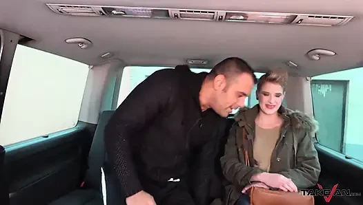 Punk rock çılgını kızın binişe ihtiyacı var ve sekse bayılıyor