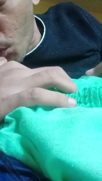 흥분한 여친이 남친과 사랑스럽게 키스하며 가슴을 빨아준다 | 클립 1