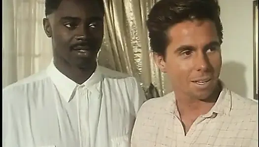 Горячей милфе устроили гэнгбэнг три твердых члена