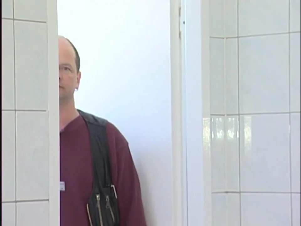 Kızıl saçlı orta yaşlı seksi kadın kapalı havuzda iyi bir sikiş ve yüze boşalmayı seviyor