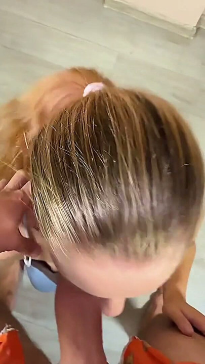 הוא התחרמן וזיין בחורה צעירה ויפה חזק, קורע לה את הלגינס | קליפ 1