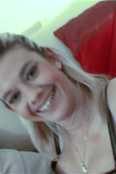 Chloe'nin yarağa ihtiyacı var!
