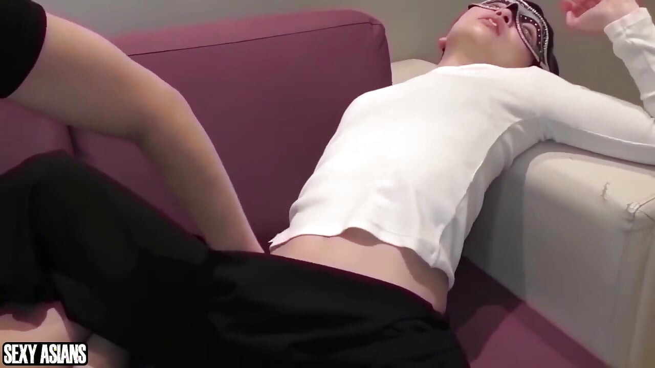 El placer olvidado regresa. Belleza casada sonríe mientras pide una lección más íntima otra vez.