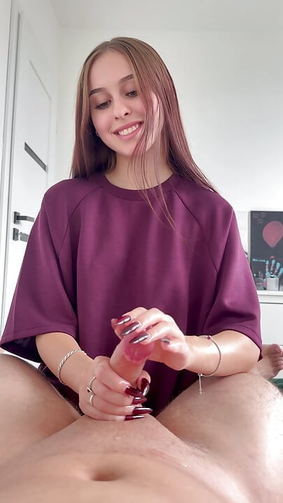 Ria Reigns ใช้มือหยอกล้อขณะครอบงําเขา