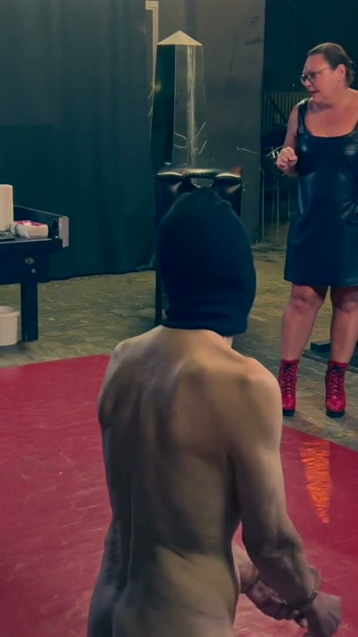 Dominatrix Mistress April - El hombrecito de Rosie | Clip 3