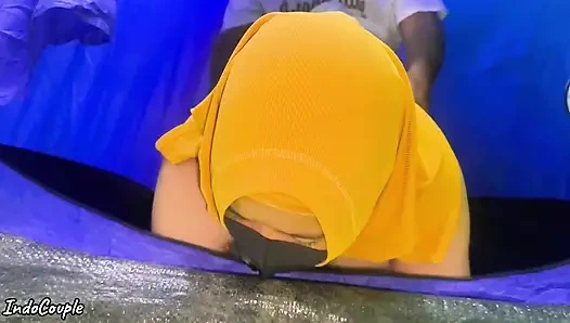 Istri muslim berhijab selingkuh sama kekasih rahasianya. Mereka berdua bercinta di dalam tenda kemping