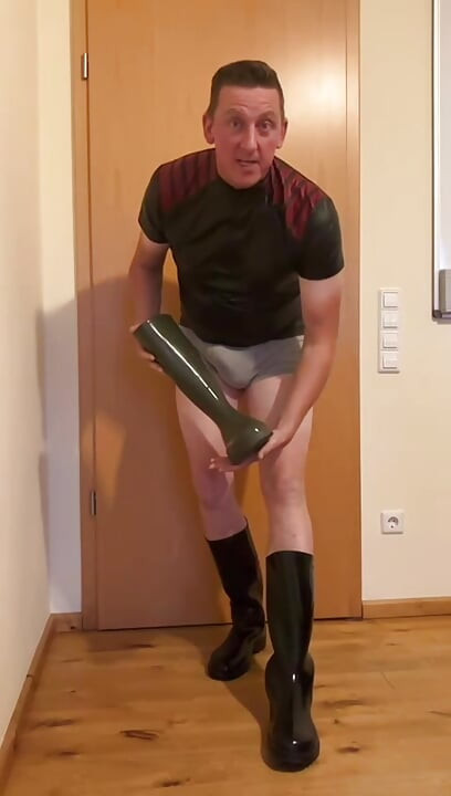 صنم 👢 الأحذية المطاطية الحذاء يحصل مارس الجنس وتلطيخ لطيف