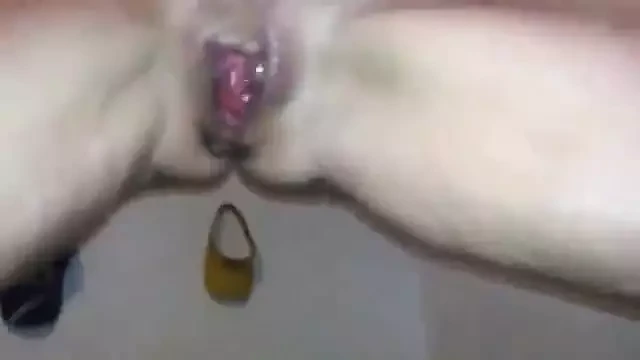 Moment de soulagement. Une femme sexy et sexy se masturbe jusqu’à l’orgasme.