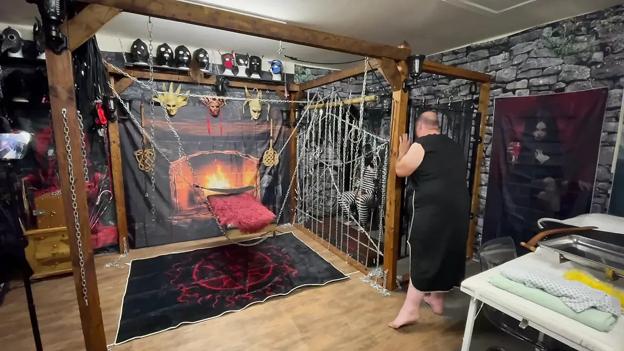 Part 1:- Lanista Bear & Domina Satana first session with Well hung.