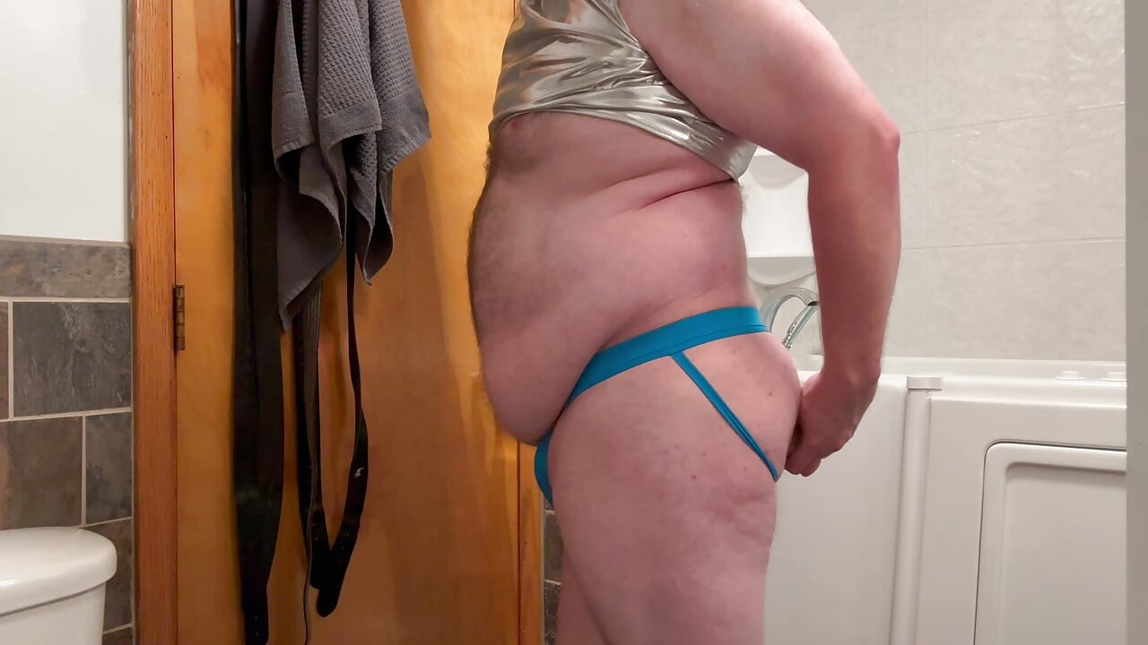 ビッグベリーチャブがディルドを使いながらジョックストラップから射精する