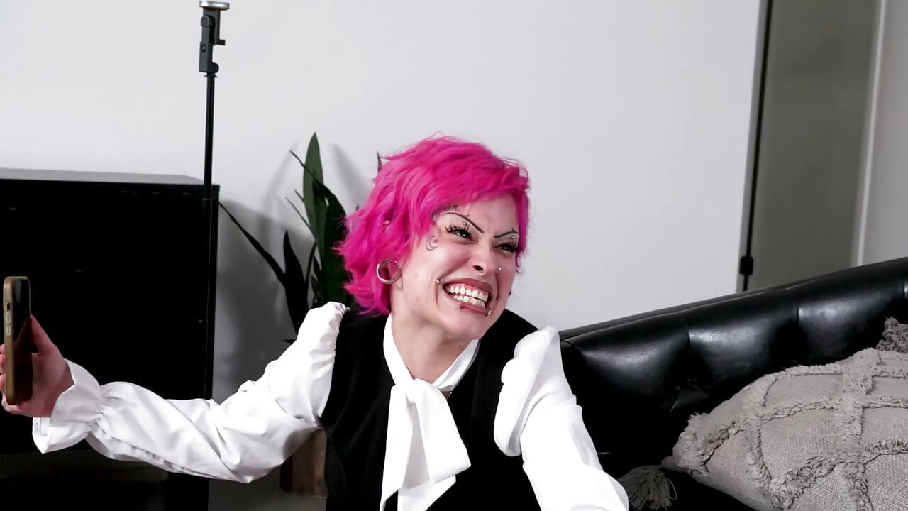 DFXTRA - Petite Luna Lovely se toma la polla grande de su jefe una vez que su esposa se va
