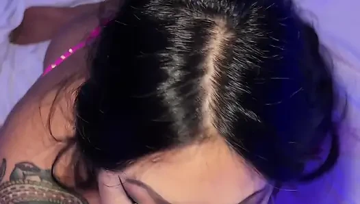Connie Perignon düzgün vücutlu dövmeli döl yutuyor