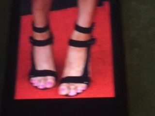Éjacule sur les longs pieds sexy de Charlotte Flair