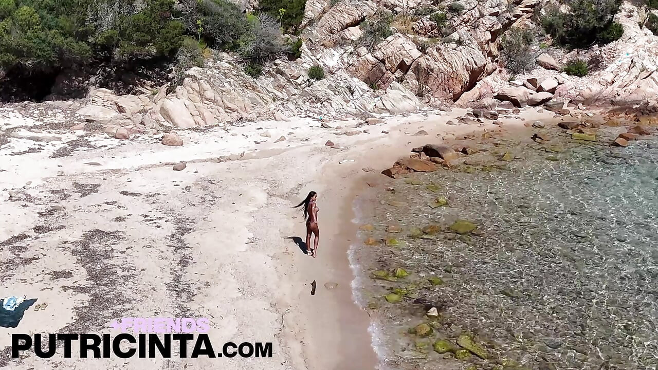 Putri Cinta 獨自在異國海灘近距離玩弄她的陰蒂