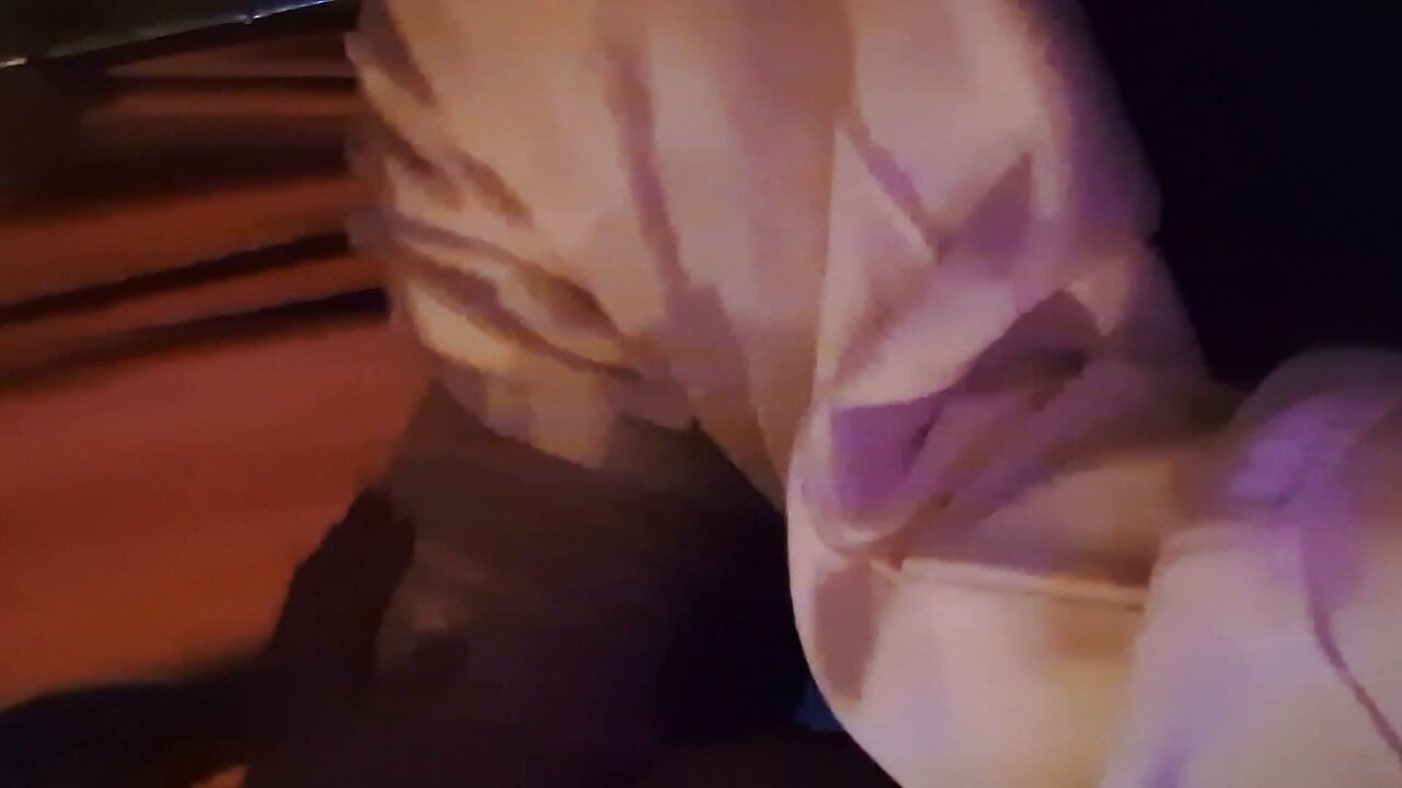 Post op trans análně šukána v růžové mikině od svého pána