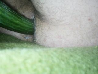 Griekse strakke maagdelijke kont gevuld met komkommers
