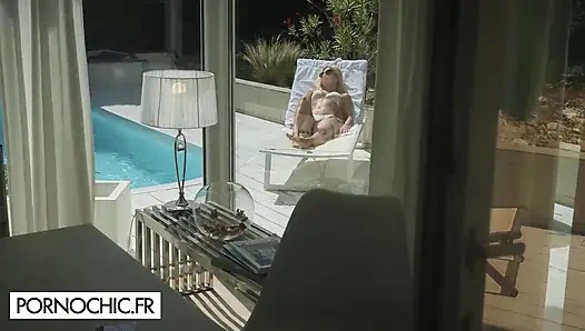 Di bawah tatapan mengetahui