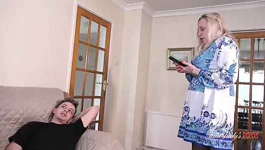 Auntjudysxxx - olgun ev sahibi andrea ann kiracısını orta yaşlı seksi kadın pornosna mastürbasyon yaparken yakalıyor