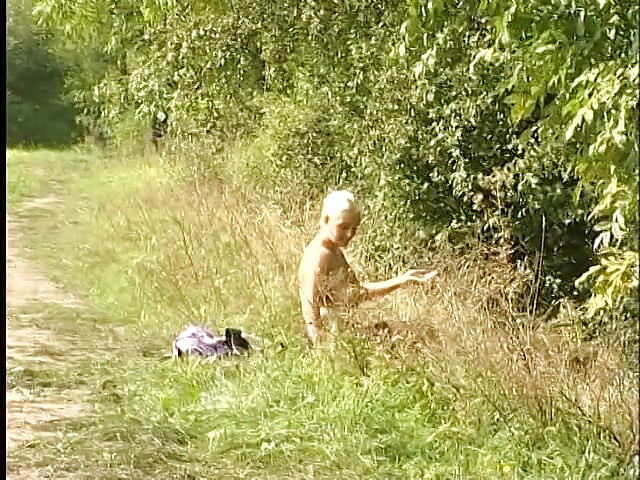 O mamă sexy blondă suge o pulă uriașă în timp ce băiatul o filmează