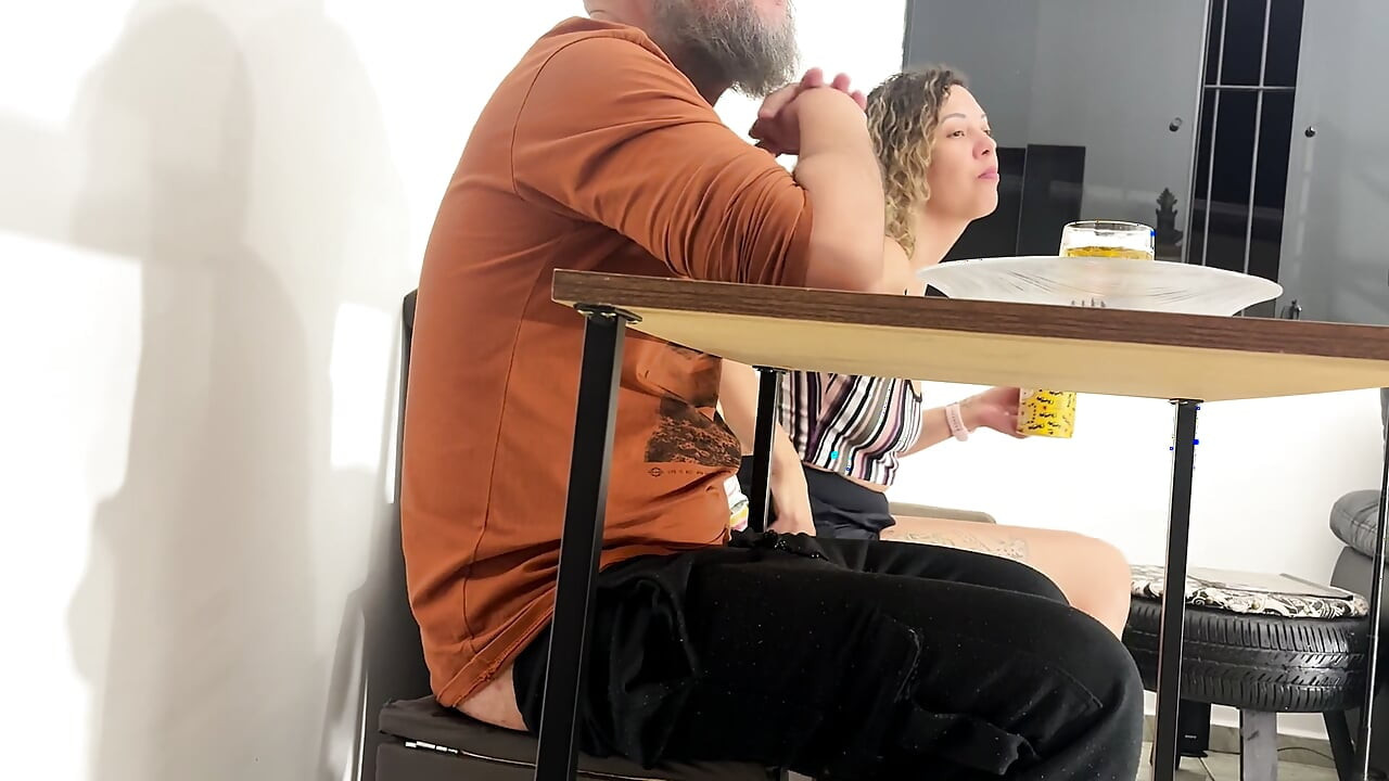 Zlobivá nevlastní dcera si masturbuje, cucá ptáka a všechno spolkne.