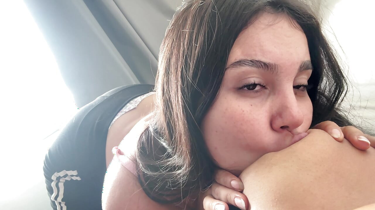 Două fete care alăptează își ajută reciproc sânii goi