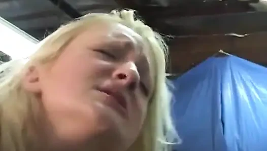 Memek cewek manis rambut pirang ini dientot habis-habisan sampai dicrot di dalam