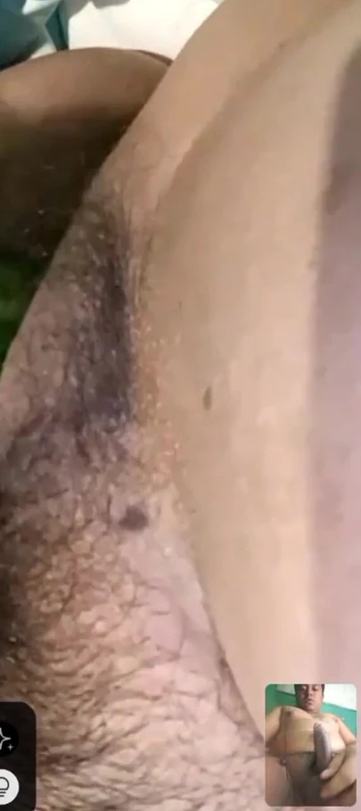 Momento indimenticabile da "Un'altra videochiamata bollente dalla mia sorellastra pelosa e si mette un cetriolo nella sua figa"
