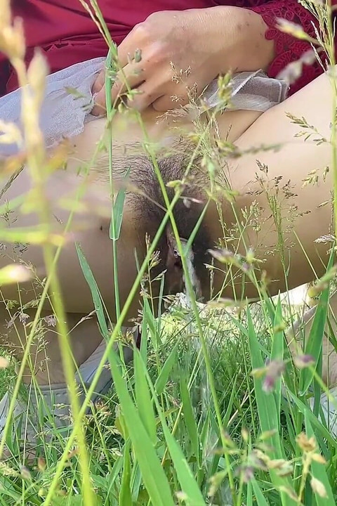 Kencing di luar dekat pohon anggur