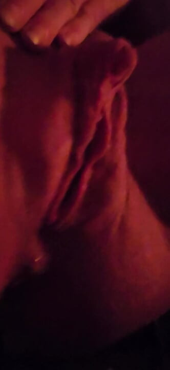 Η μυώδης milf δεν μπορεί να συγκρατήσει ξανά την καύλα της και μαλακίζεται μέχρι να χύσει