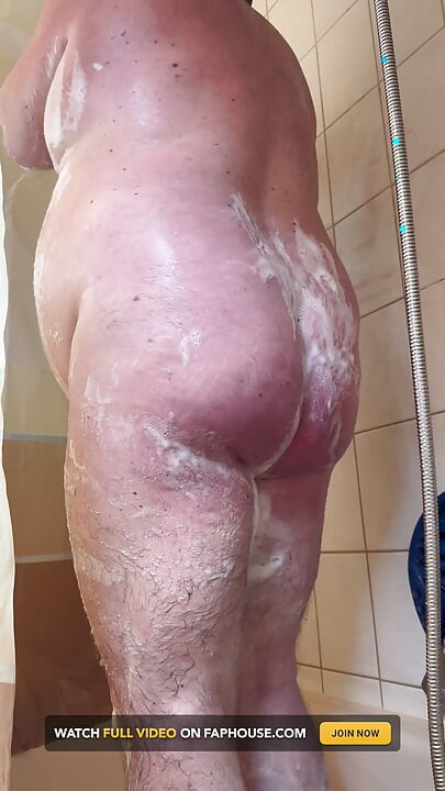 Showering and Pissing, That's Fun