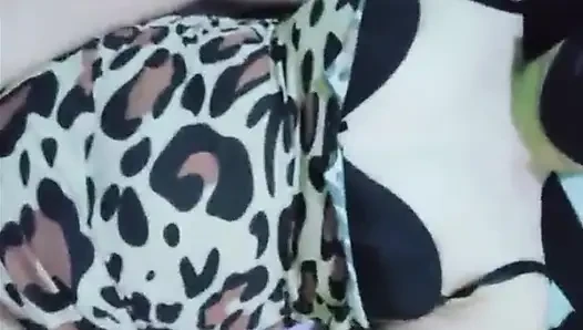 Ngentot memek sempit pacar imutku dan muncrat di dalam dirinya.