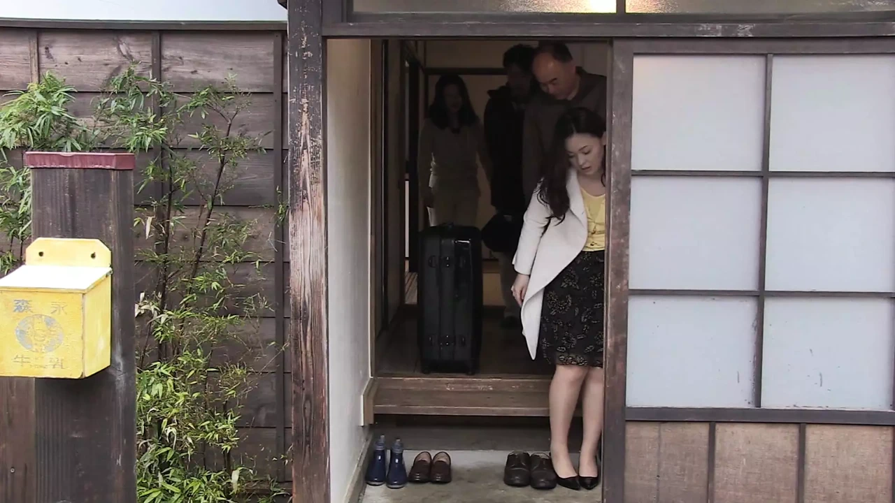 每个人都在睡觉的时候外面下雨，里面湿透