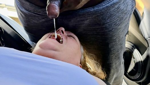 Vrouw kreeg eten en veel sperma in haar mond (rollenspel) man en vrouw
