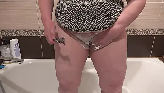 Shaving a Mature Pussy. a Busty BBW Shaves Her Trimmed Cunt