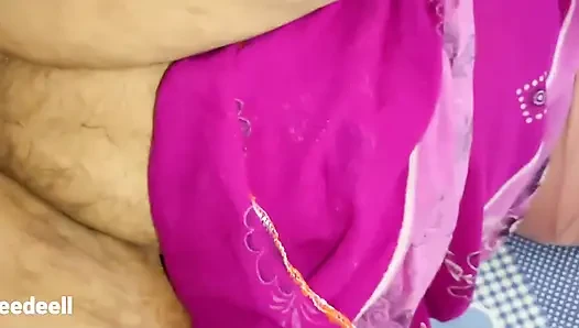 Menggoda abang tiriku sendiri!