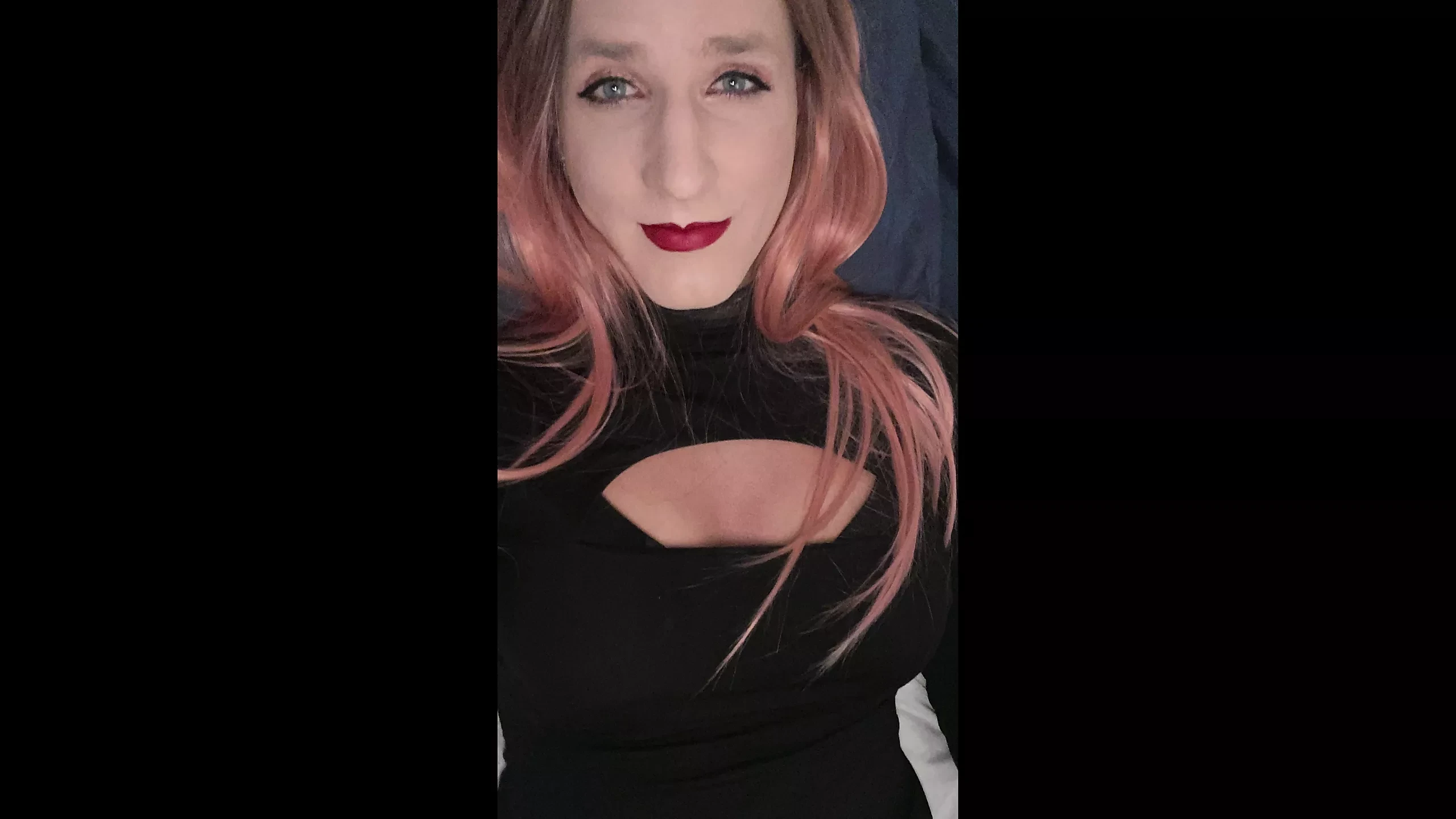 Crossdresser vár az ágyban