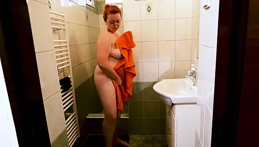 Nackte Nicole Bunny unter der Dusche