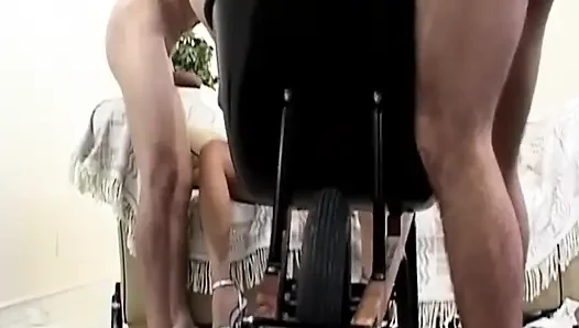 Tante seksi rambut cokelat ini dientot habis-habisan sama pegangannya sambil menganga lebar