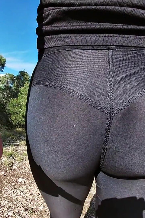 בחורה עם תחת סקסי מציגה את התחת הצמוד שלה בטייטס לספורטאים מסביב