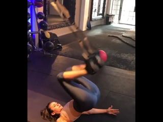 Antrenamentul Nina Dobrev - lovituri la fund și labă majoră