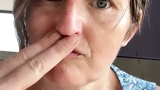 Мачеха Играет Со Своей Вонючей Киской В Задней Части Автобуса, Затем Нюхает И Сосет Ее Грязные Пальцы!