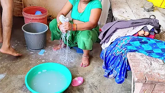 Desi bhabhi ne  bathroom me land chusha