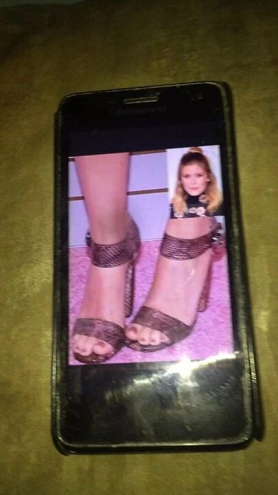 KATE MARA SEXY FEET MASSIVE CUMSHOT